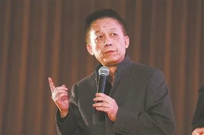 易中天|73岁的“网红”易中天，怼记者、骂乾隆，连3万都没有，你信吗