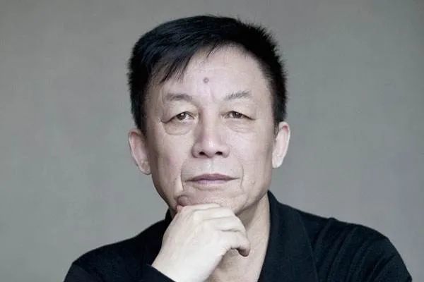 易中天|73岁的“网红”易中天，怼记者、骂乾隆，连3万都没有，你信吗