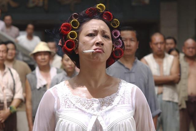 成龙|成龙叫她大姐，洪金宝甘愿被骂，息影18年被周星驰三请出山拍戏