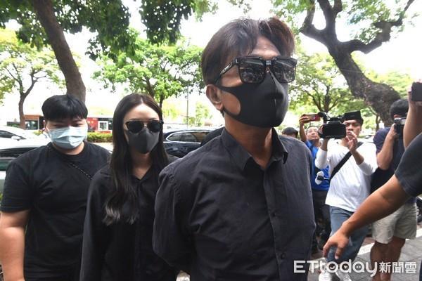 吴宗宪|吴宗宪紧牵Sandy来看永远的小队长小鬼！KID低头跟在后面