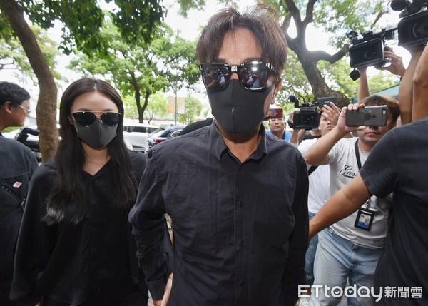 吴宗宪|吴宗宪紧牵Sandy来看永远的小队长小鬼！KID低头跟在后面