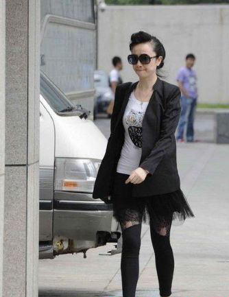 值得一提的是,被判入狱时,祁宏已经是有了家室,妻子沈谦倩,为他生下了