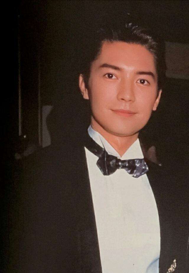 亚洲第一美男尊龙已无人识,68岁无父无母无妻儿,仅与一狗相伴