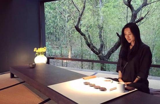 张纪中|张纪中女儿甜美正面照曝光，小31岁太太赞“我家老爷不一般”