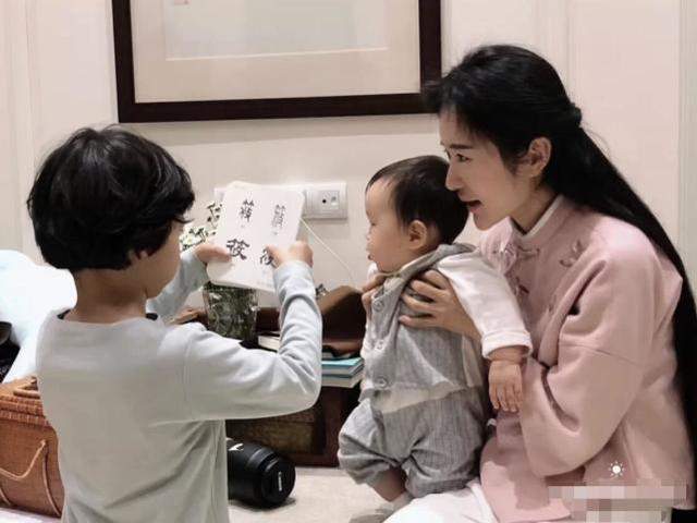 张纪中|张纪中女儿甜美正面照曝光，小31岁太太赞“我家老爷不一般”