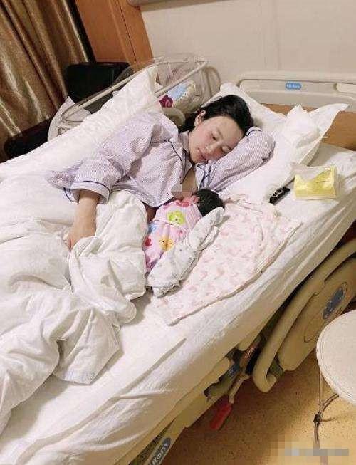 张纪中|张纪中女儿甜美正面照曝光，小31岁太太赞“我家老爷不一般”