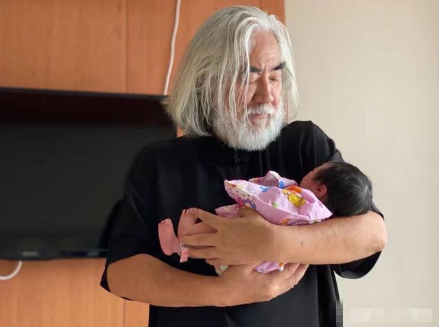 张纪中|张纪中女儿甜美正面照曝光，小31岁太太赞“我家老爷不一般”
