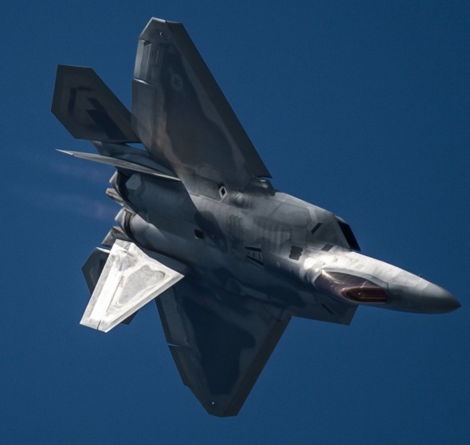 f22表演动力筋斗如同腾云驾雾