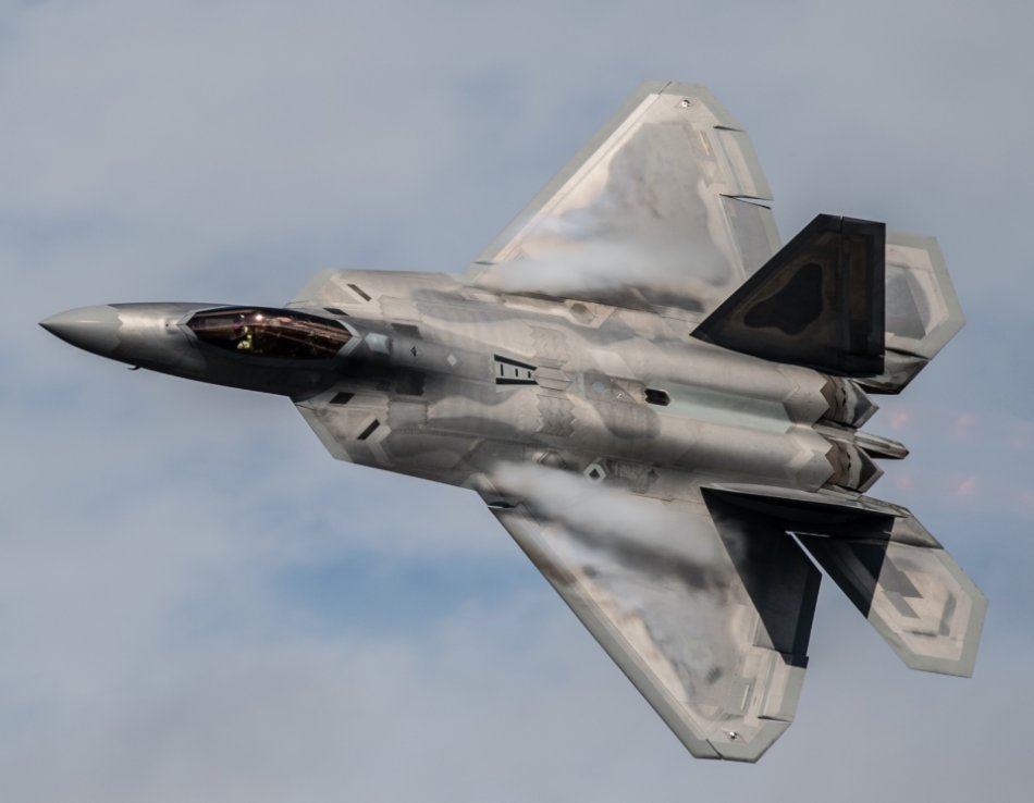 f22表演动力筋斗如同腾云驾雾