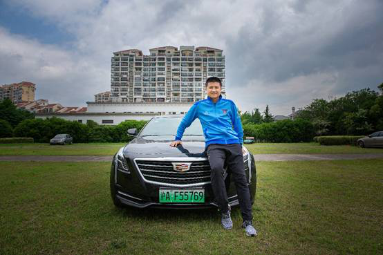 足坛拼命三郎娶编导妻子婚后生3女今成爱车人士