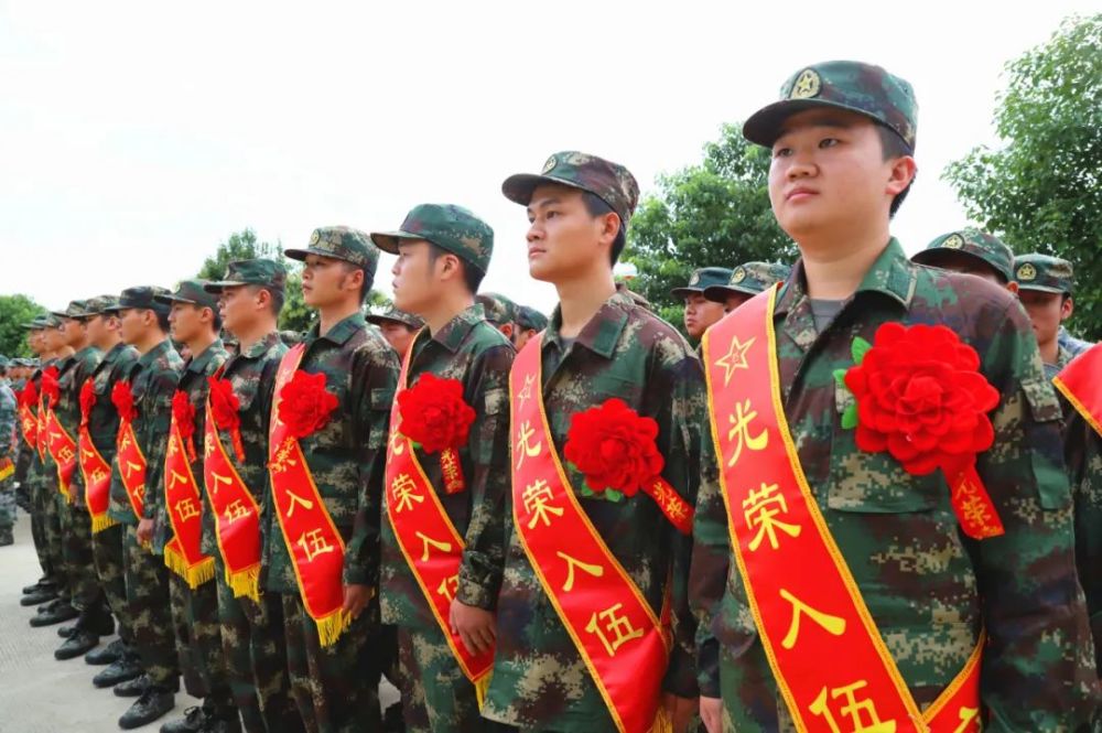 在天门职院举行 即日起,我市今年300多名入伍新兵 在当日的欢送会上