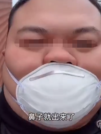 "脸大的人戴口罩真的太难了,就不能出个超大码的口罩吗!"哈哈哈