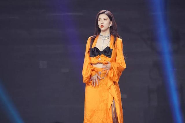 伊能静|杨钰莹跟伊能静同台，两人相差三岁，保养差距却很大？