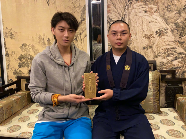 黄子韬|黄子韬父亲去世后首现身，面容憔悴黑眼圈明显，与僧人合影疑祈福