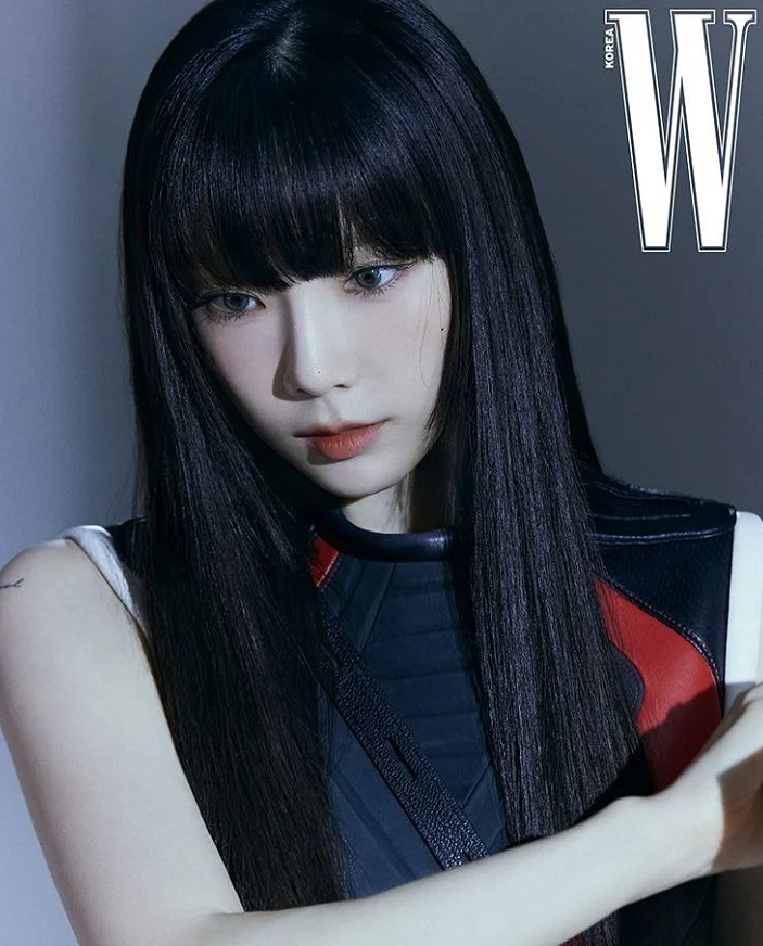 金泰妍黑长直刘海造型,精致得像芭比,冷白皮的优越体现出来了