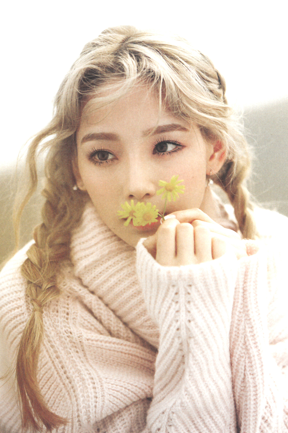 金泰妍黑长直刘海造型,精致得像芭比,冷白皮的优越体现出来了