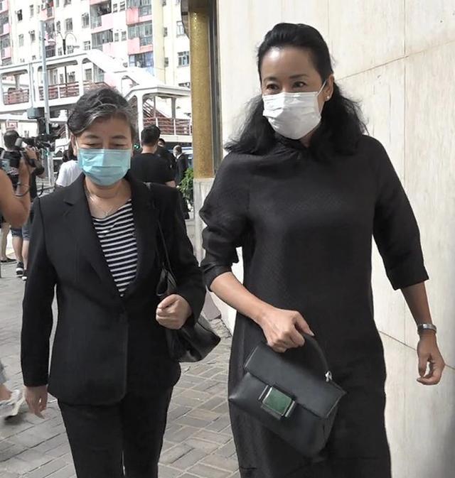 郭晶晶|霍启刚祖孙三代周末骑车游，郭晶晶一马当先，子女紧随其后基因强大