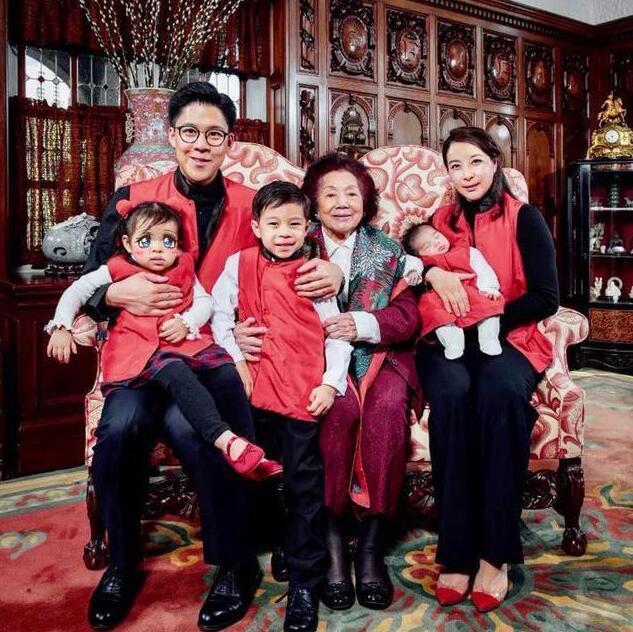 霍启刚|三代同堂！霍启刚携家人骑游，哥哥妹妹紧跟郭晶晶，爷爷缓慢骑行