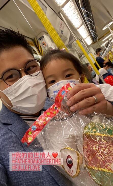 霍启刚|三代同堂！霍启刚携家人骑游，哥哥妹妹紧跟郭晶晶，爷爷缓慢骑行