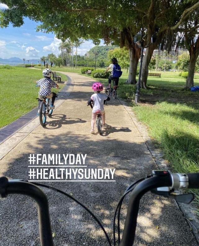 霍启刚|三代同堂！霍启刚携家人骑游，哥哥妹妹紧跟郭晶晶，爷爷缓慢骑行