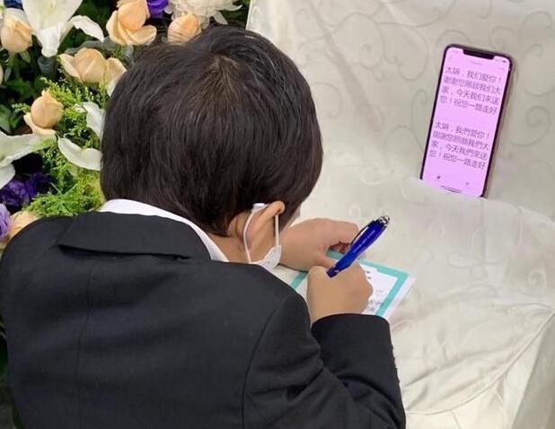 霍启刚|三代同堂！霍启刚携家人骑游，哥哥妹妹紧跟郭晶晶，爷爷缓慢骑行