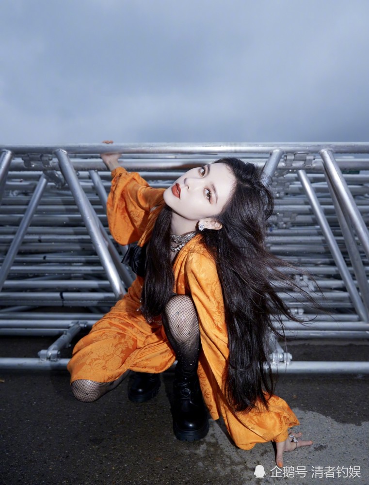 宋妍霏|张一山前女友宋妍霏出来营业了！脸带钻石口罩，表演超A无价之姐