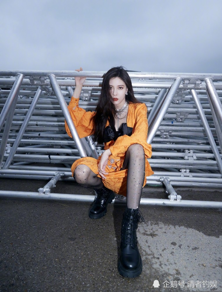 宋妍霏|张一山前女友宋妍霏出来营业了！脸带钻石口罩，表演超A无价之姐