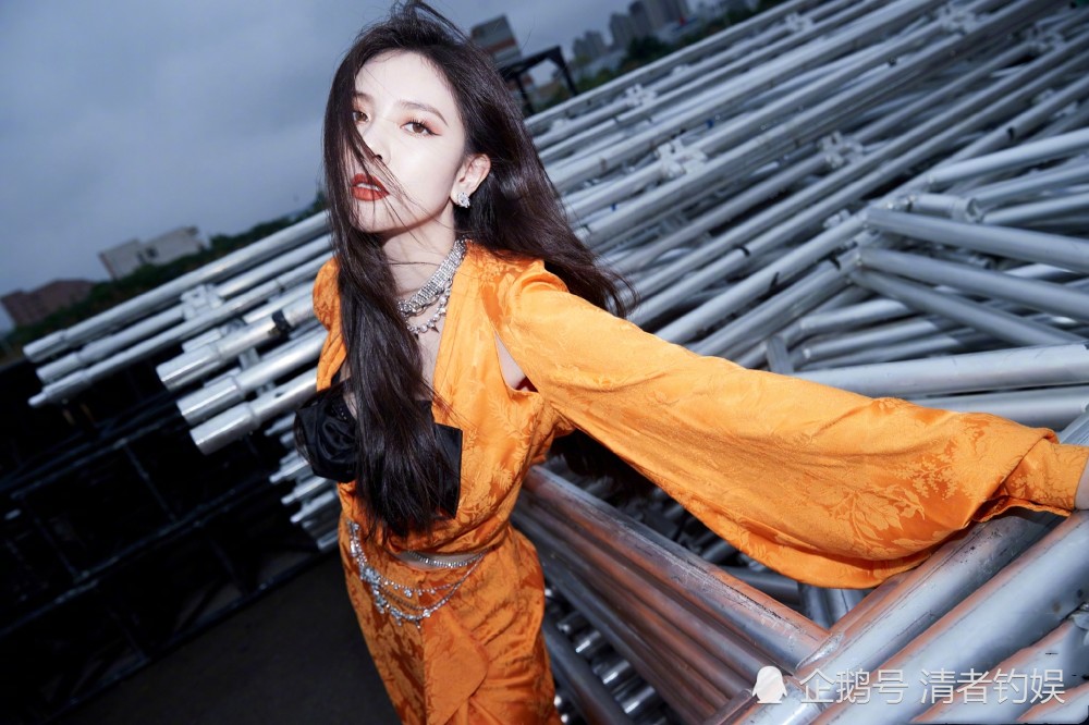 宋妍霏|张一山前女友宋妍霏出来营业了！脸带钻石口罩，表演超A无价之姐