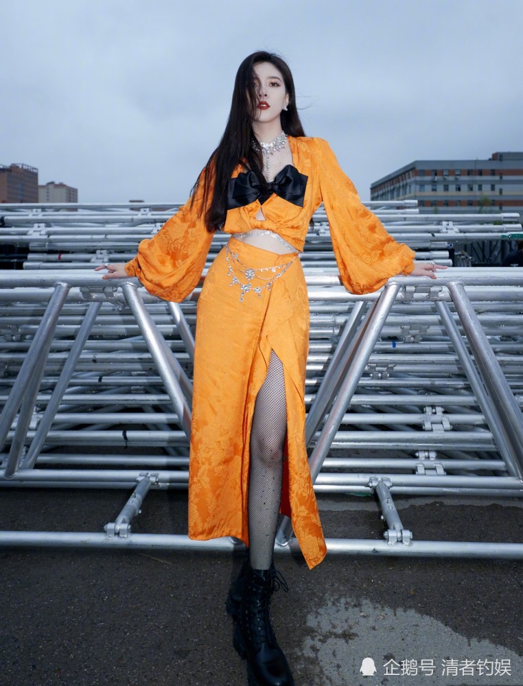 宋妍霏|张一山前女友宋妍霏出来营业了！脸带钻石口罩，表演超A无价之姐