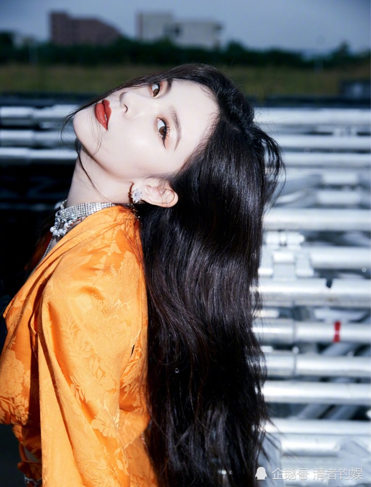 宋妍霏|张一山前女友宋妍霏出来营业了！脸带钻石口罩，表演超A无价之姐