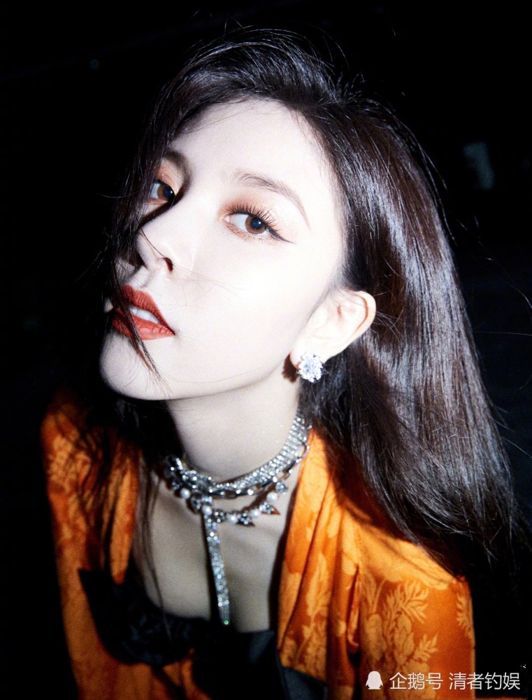 宋妍霏|张一山前女友宋妍霏出来营业了！脸带钻石口罩，表演超A无价之姐