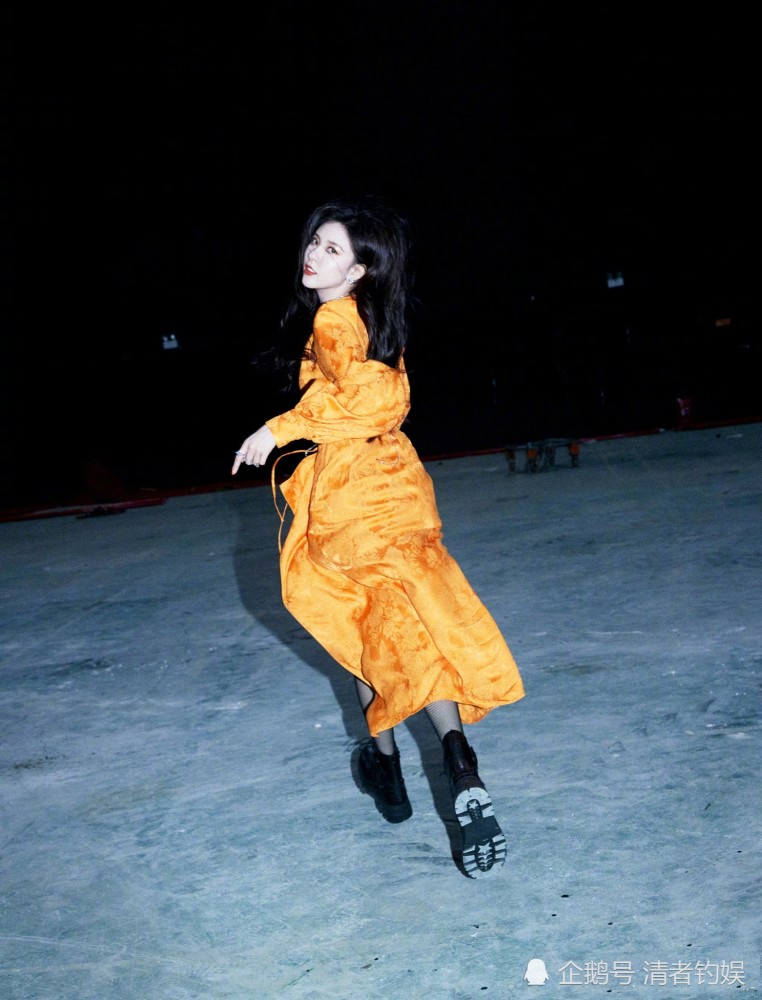 宋妍霏|张一山前女友宋妍霏出来营业了！脸带钻石口罩，表演超A无价之姐