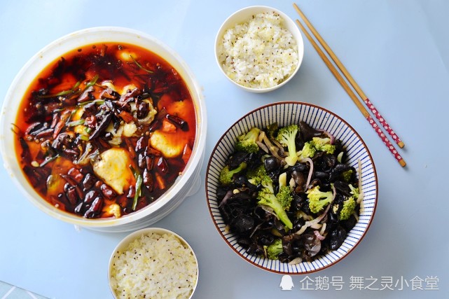 50岁老夫妻的午餐 一荤一素 相守一生 吃啥都幸福 西兰花 凉拌菜 水煮鱼 黑木耳 米饭 藜麦