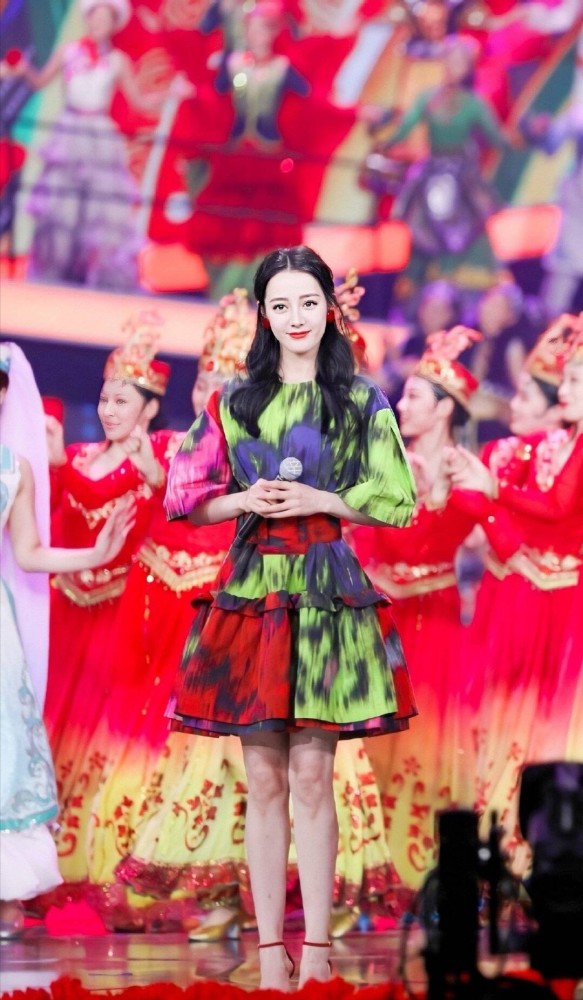 迪丽热巴|央视镜头下的杨紫太美，与热巴唐嫣众女星亮相，最喜欢谁的造型？