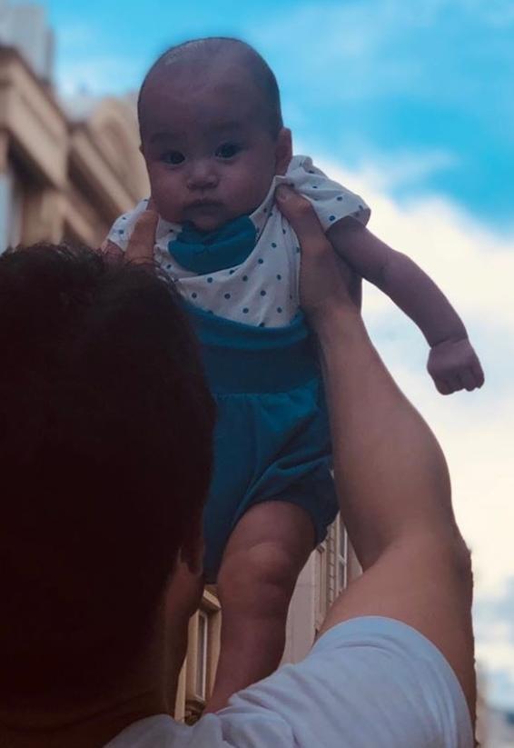 罗仲谦|杨怡晒亲子逛街时光，罗仲谦高举女儿，小珍珠却一脸凝重