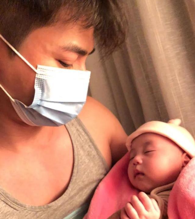 罗仲谦|杨怡晒亲子逛街时光，罗仲谦高举女儿，小珍珠却一脸凝重
