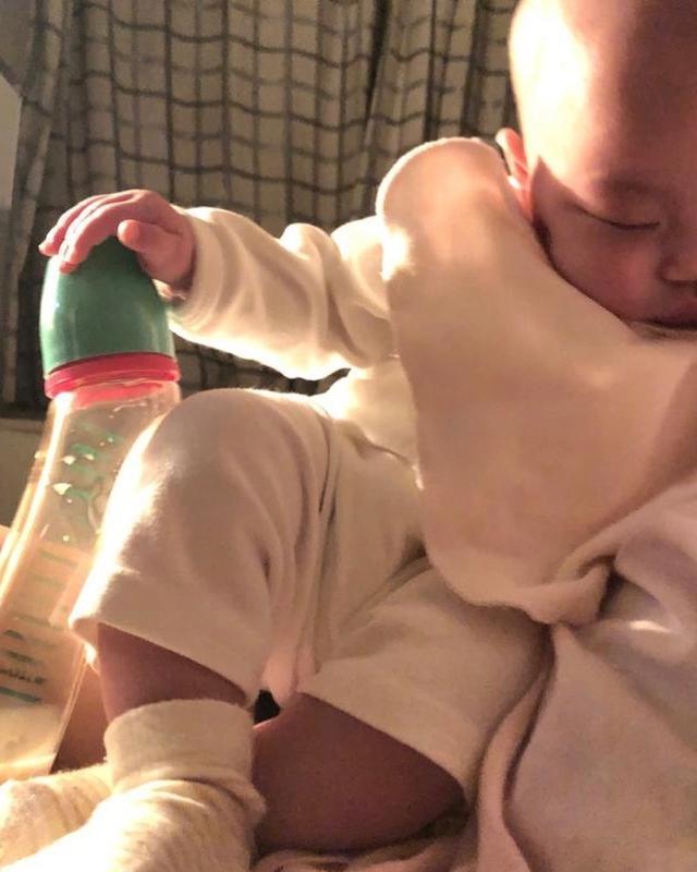 罗仲谦|杨怡晒亲子逛街时光，罗仲谦高举女儿，小珍珠却一脸凝重