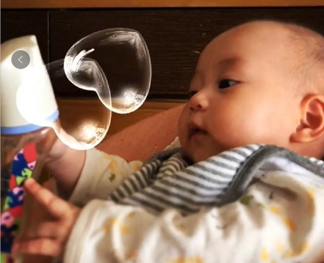 罗仲谦|杨怡晒亲子逛街时光，罗仲谦高举女儿，小珍珠却一脸凝重