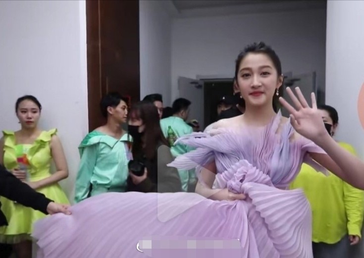 迪丽热巴|央视镜头下的杨紫太美，与热巴唐嫣众女星亮相，最喜欢谁的造型？