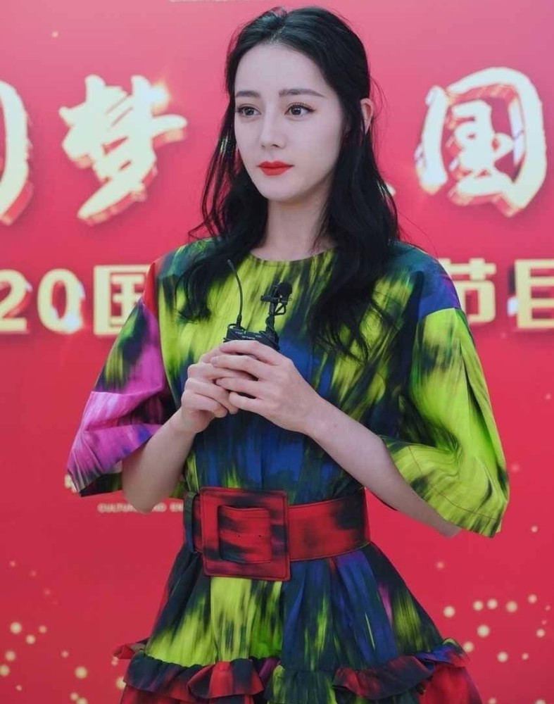 迪丽热巴|央视镜头下的杨紫太美，与热巴唐嫣众女星亮相，最喜欢谁的造型？