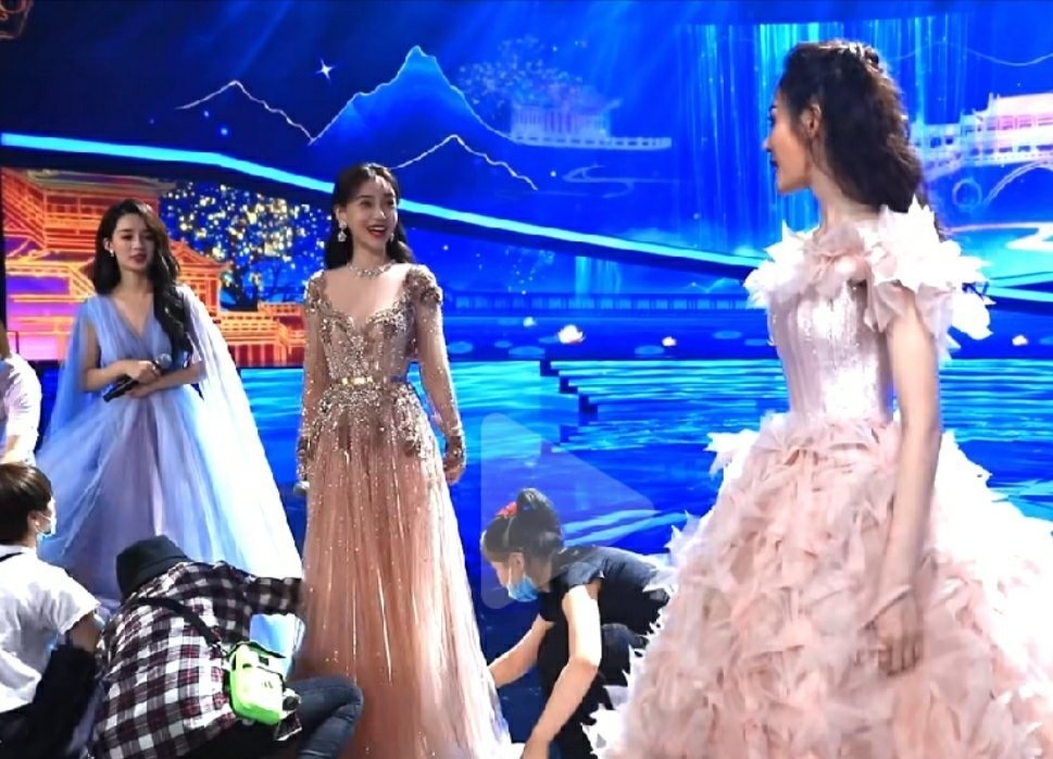 迪丽热巴|央视镜头下的杨紫太美，与热巴唐嫣众女星亮相，最喜欢谁的造型？