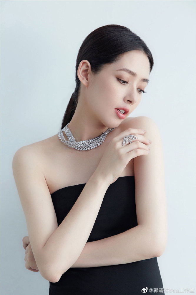 郭碧婷|郭碧婷挺孕肚赚奶粉钱？穿礼服出镜腰身粗，爸爸点赞默认是近照