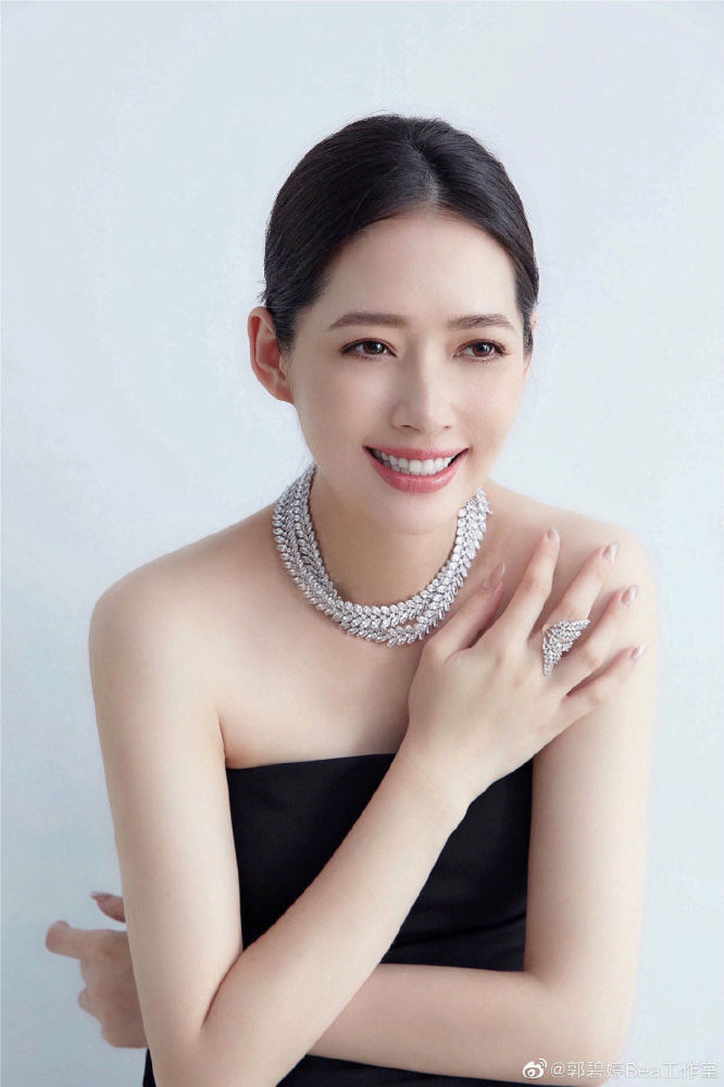 郭碧婷|郭碧婷挺孕肚赚奶粉钱？穿礼服出镜腰身粗，爸爸点赞默认是近照