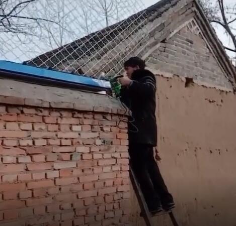 朱之文|大衣哥人设翻车！妻子戴墨镜对村民指手画脚，被欺负都是假象？