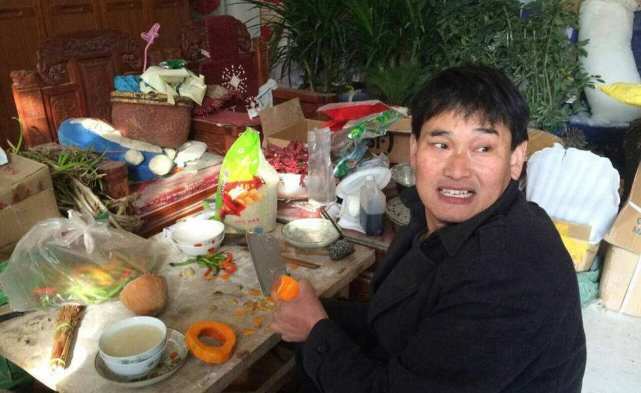 朱之文|大衣哥人设翻车！妻子戴墨镜对村民指手画脚，被欺负都是假象？