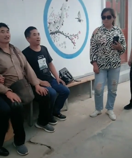 朱之文|大衣哥人设翻车！妻子戴墨镜对村民指手画脚，被欺负都是假象？