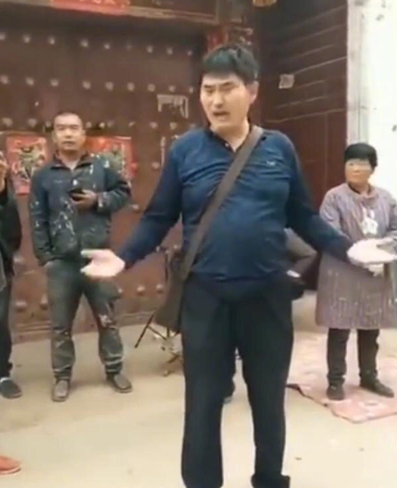 朱之文|大衣哥人设翻车！妻子戴墨镜对村民指手画脚，被欺负都是假象？