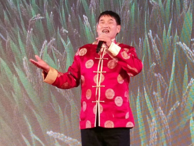 朱之文|大衣哥人设翻车！妻子戴墨镜对村民指手画脚，被欺负都是假象？