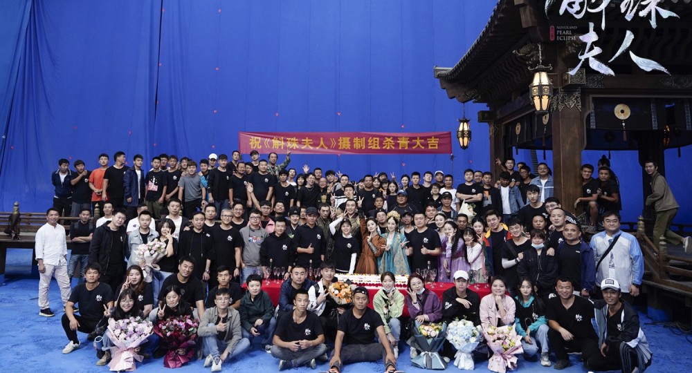陈伟霆|斛珠夫人杀青，陈伟霆杨幂晒方猪面具自拍照，两人片场相处模式真的太欢乐