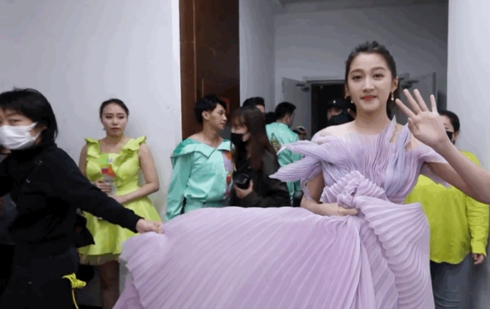 迪丽热巴|央视镜头下的杨紫，热巴，关晓彤，谁才是内娱小花旦天花板？